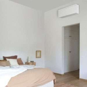 7830022_FTXJ50AW_Daikin_Sfeerafbeelding_01.jpg Daikin Emura binnenunit 5,0 kW R32 mat kristal wit (inclusief IR afstandsbediening en WLAN)
