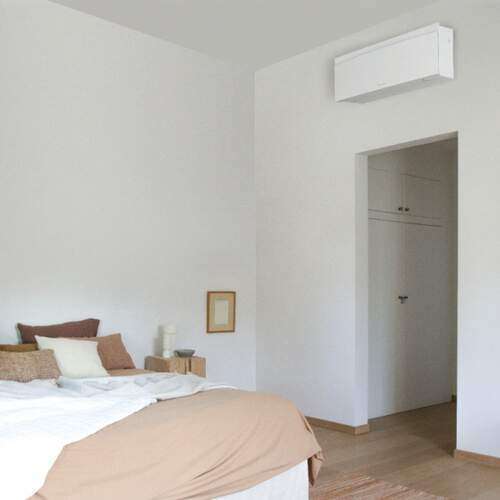 7830022_FTXJ50AW_Daikin_Sfeerafbeelding_01.jpg Daikin Emura binnenunit 5,0 kW R32 mat kristal wit (inclusief IR afstandsbediening en WLAN)