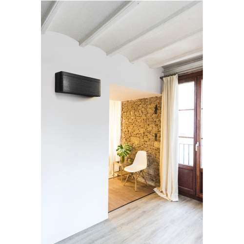 7831621_FTXA20BT_Daikin_Sfeerafbeelding_01.jpg Daikin Stylish binnenunit 2,0 kW R32 zwart hout (inclusief IR afstandsbediening)