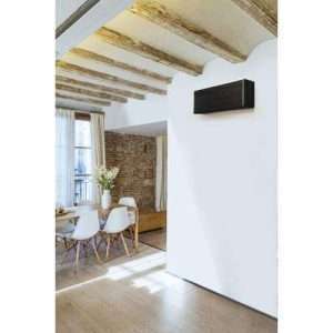 7831621_FTXA20BT_Daikin_Sfeerafbeelding_02.jpg Daikin Stylish binnenunit 2,0 kW R32 zwart hout (inclusief IR afstandsbediening)