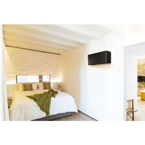 7831621_FTXA20BT_Daikin_Sfeerafbeelding_03.jpg Daikin Stylish binnenunit 2,0 kW R32 zwart hout (inclusief IR afstandsbediening)